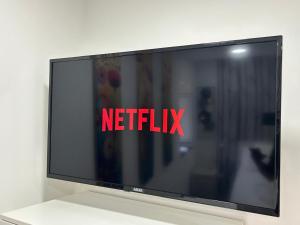 uno schermo televisivo con il logo netflix di Casa Vacanze Happy Moment a Catania Altre 15 foto