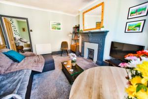 een woonkamer met een tafel en een open haard bij Welcome to Nelson's Quarters in Hastings +11 foto's