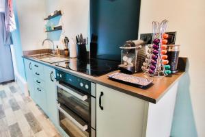 een keuken met een aanrecht met spoelbak en fornuis bij Welcome to Nelson's Quarters in Hastings