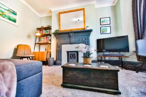 een woonkamer met open haard en tv bij Welcome to Nelson's Quarters in Hastings