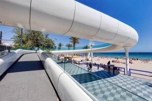Una escalera mecánica a la playa en un resort en Comfortable apartment with Wi-Fi, en Alicante