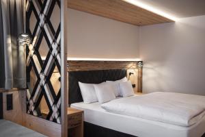 Postel nebo postele na pokoji v ubytování Hotel Alpenblick + 37 fotografií