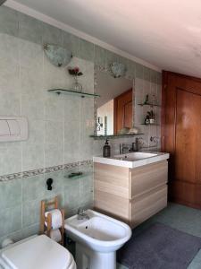 a bathroom with a toilet and a sink at A Casa di Lu' Elegant Rooms in Monterotondo