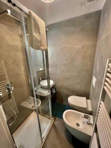 een badkamer met een douche, een toilet en een wastafel bij OASI in Desenzano del Garda