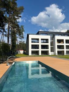 Bazén v ubytování Apartamenty Joy Me Łukęcin nebo v jeho okolí