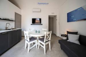 TV a/nebo společenská místnost v ubytování House & Villas - Demetra