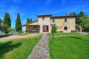 an old stone house with a pathway leading to it at Casale Santa Francesca by PosarelliVillas in Campiglia dʼOrcia