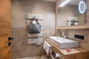 Kúpeľňa v ubytovaní NATURPARKGUT - alpdeluxe Apartments + 37 fotografií