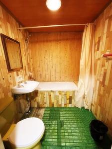 uma pequena casa de banho com WC e lavatório em Doobaki Hostel em Gyeongju