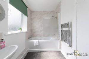 Ένα μπάνιο στο Luke Stays - Holystone Haven +30 φωτογραφίες