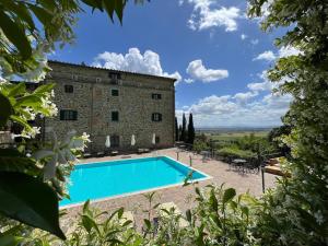 een extern uitzicht op een gebouw met een zwembad bij Villa Schiatti in Cortona