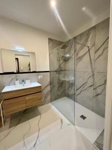 ein Badezimmer mit Dusche und Waschbecken in der Unterkunft Residenza Elegante - A 5 fermate dal Duomo in Mailand