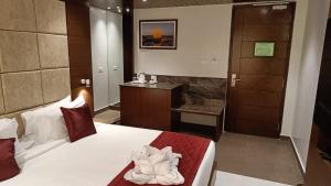 Una cama o camas en una habitación de Hotel Darwin City