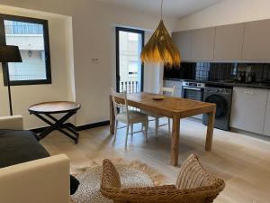 a kitchen and dining room with a table and chairs at Exquisito apartamento en el Centro San Francisco 2 in Gandía
