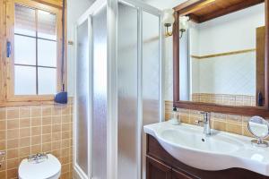 a bathroom with a sink and a shower at Alojamiento Rural La Ventilla in Arbuniel +25 photos