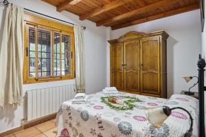 a bedroom with a bed and a wooden cabinet at Alojamiento Rural La Ventilla in Arbuniel