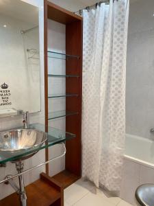 ein Badezimmer mit Waschbecken und Dusche in der Unterkunft Pisazo con Vistas y garaje privado in Maliaño