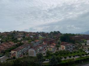 eine Luftansicht einer Stadt mit Häusern in der Unterkunft Pisazo con Vistas y garaje privado in Maliaño