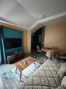 TV a/nebo společenská místnost v ubytování Square Vanilla Apartments