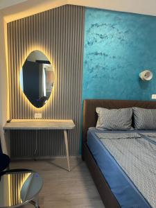 una camera da letto con un letto e uno specchio di Square Vanilla Apartments a Skopje Altre 52 foto