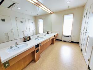 a bathroom with three sinks and a large mirror at 奏の森リゾート　フォレストグランピング in Ito +74 photos