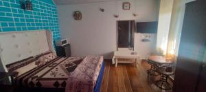 Postel nebo postele na pokoji v ubytování Snowdrop inn coorg