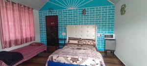 Postel nebo postele na pokoji v ubytování Snowdrop inn coorg