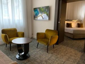 Coin salon dans l'établissement Hôtel Le Canberra