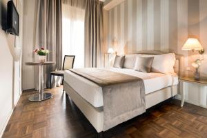 A bed or beds in a room at Hotel Vittoria