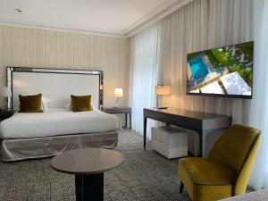 Télévision ou salle de divertissement dans l'établissement Hôtel Le Canberra