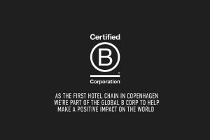 um sinal com a letra b sobre um fundo preto em Hotel Danmark by Brøchner Hotels em Copenhaga