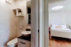 Ein Badezimmer in der Unterkunft Dream Lake Apartments by Quokka 360 - Lake View