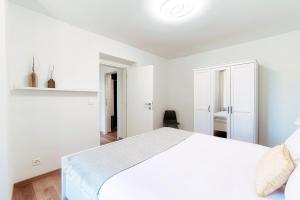 Ein Bett oder Betten in einem Zimmer der Unterkunft Dream Lake Apartments by Quokka 360 - Lake View