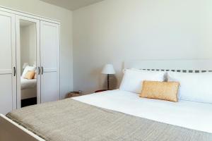 Ein Bett oder Betten in einem Zimmer der Unterkunft Dream Lake Apartments by Quokka 360 - Lake View