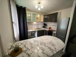 Una pequeña cocina con una cama en una habitación. en Appartement F3 Centre-Ville, en Gonesse