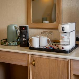 Příslušenství pro přípravu čaje a kávy v ubytování The Mayfair Hotel