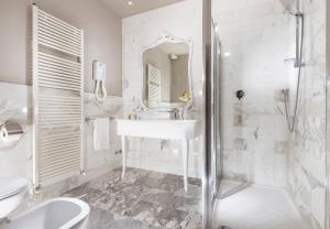 A bathroom at Hotel Vittoria