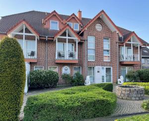 a brick house with bushes in front of it at Haus Fliederbusch in Borken