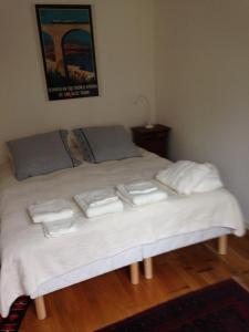 a bed with three folded towels on top of it at Appartement Comme Une Petite Maison in Malakoff