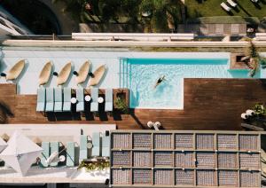 una vista sul tetto di una persona che nuota in piscina di Aguas de Ibiza Grand Luxe Hotel - Small Luxury Hotel of the World a Santa Eularia des Riu