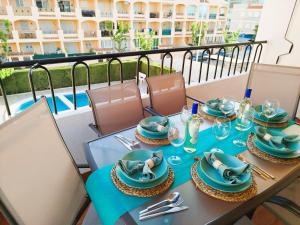 a table with blue plates and napkins on a balcony at Milion Destiny Entre Playas in Oropesa del Mar