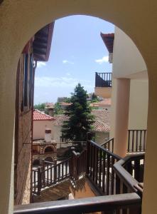 an archway in a building with a view of a tree at Hotel Siatistino Archontariki in Siatista