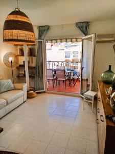 a living room with a couch and a table at Milion Destiny Entre Playas in Oropesa del Mar
