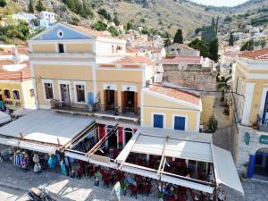 een uitzicht op een gebouw in een stad bij Amorosa House in Symi