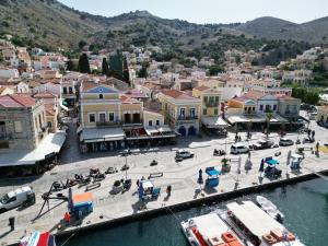 een luchtzicht op een stad met een haven bij Amorosa House in Symi +65 foto's