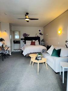 Postel nebo postele na pokoji v ubytování Cosy Motel Studio Apartment in Central City-up to 2 beds