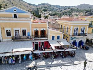 een uitzicht over de stad met gebouwen bij Amorosa House in Symi