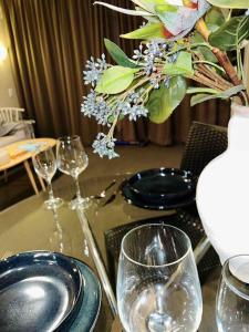 Nápoje v ubytování Cosy Motel Studio Apartment in Central City-up to 2 beds