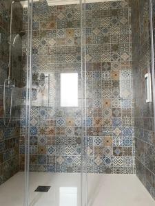 eine Dusche mit Glastür im Bad in der Unterkunft Albergue San Pedro in Corcubión