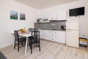Kuchyňa alebo kuchynka v ubytovaní Apartments Ruzica F